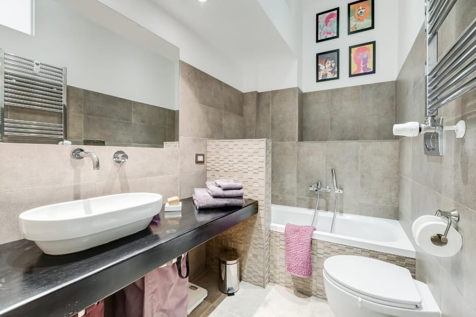 Micol's Place, bright apt 2 rooms, 2 toilets, near metro, 80 mq Apartment in Rome