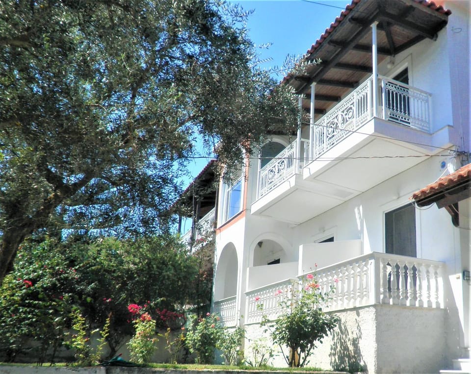 Facade/entrance, Garden, Balcony/Terrace