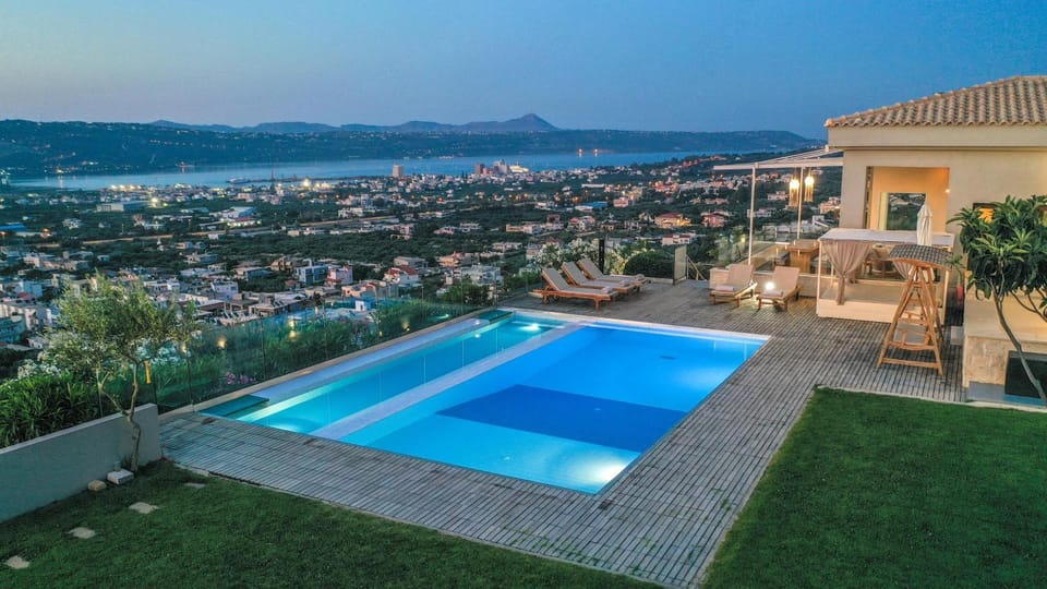Property building, Patio, Nearby landmark, Day, Natural landscape, Bird's eye view, City view, Mountain view, Pool view, Sea view, Swimming pool, sunbed