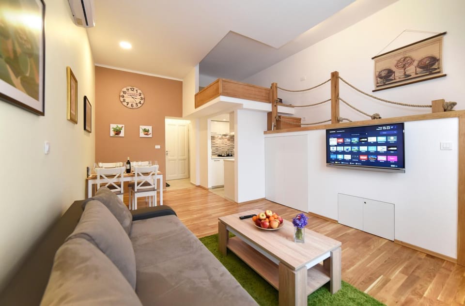 TV and multimedia, Coffee/tea facilities, Kitchen or kitchenette, Living room, Dining area
