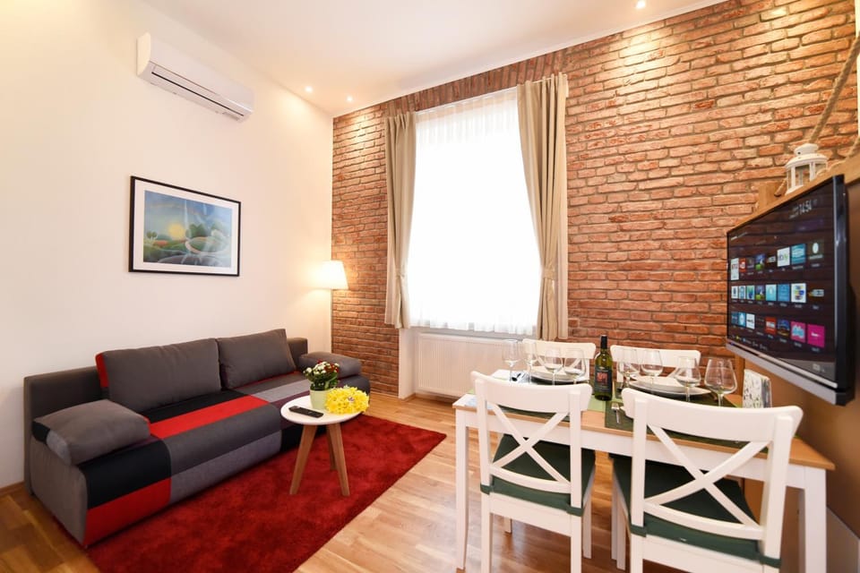 TV and multimedia, Living room, Seating area, Dining area