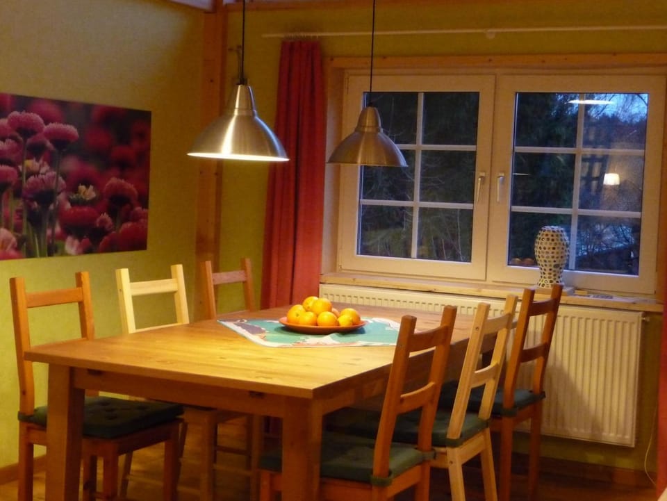 Kitchen or kitchenette, Seating area