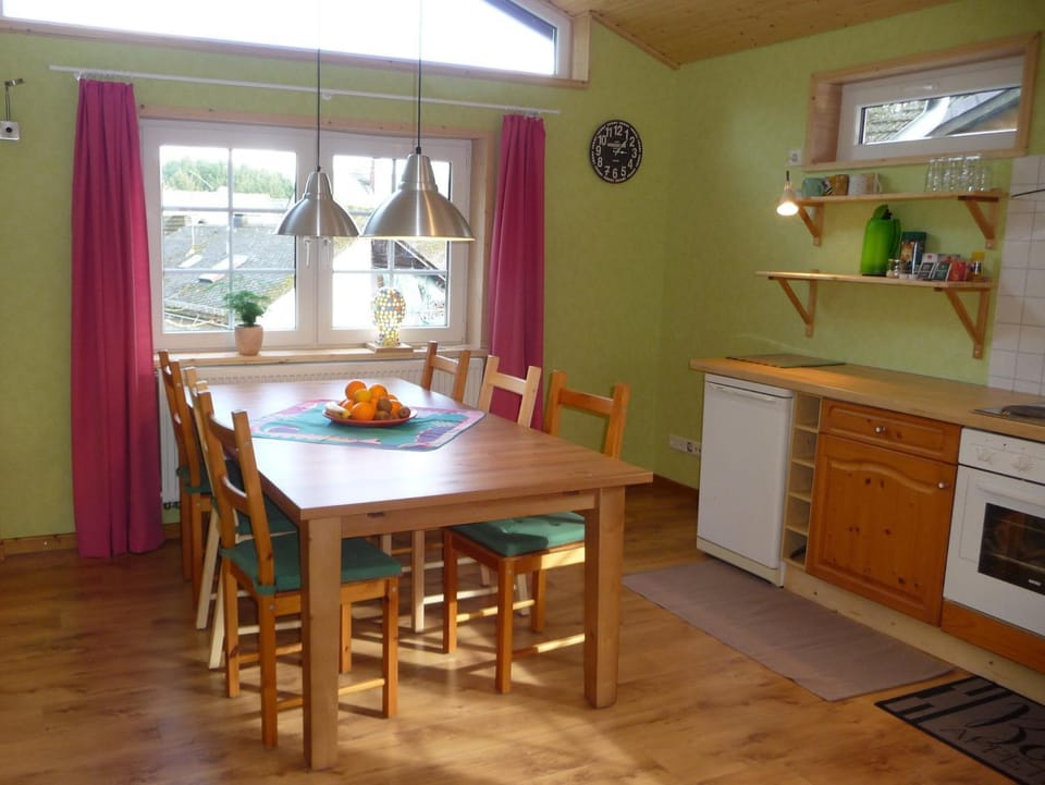 Kitchen or kitchenette, Seating area