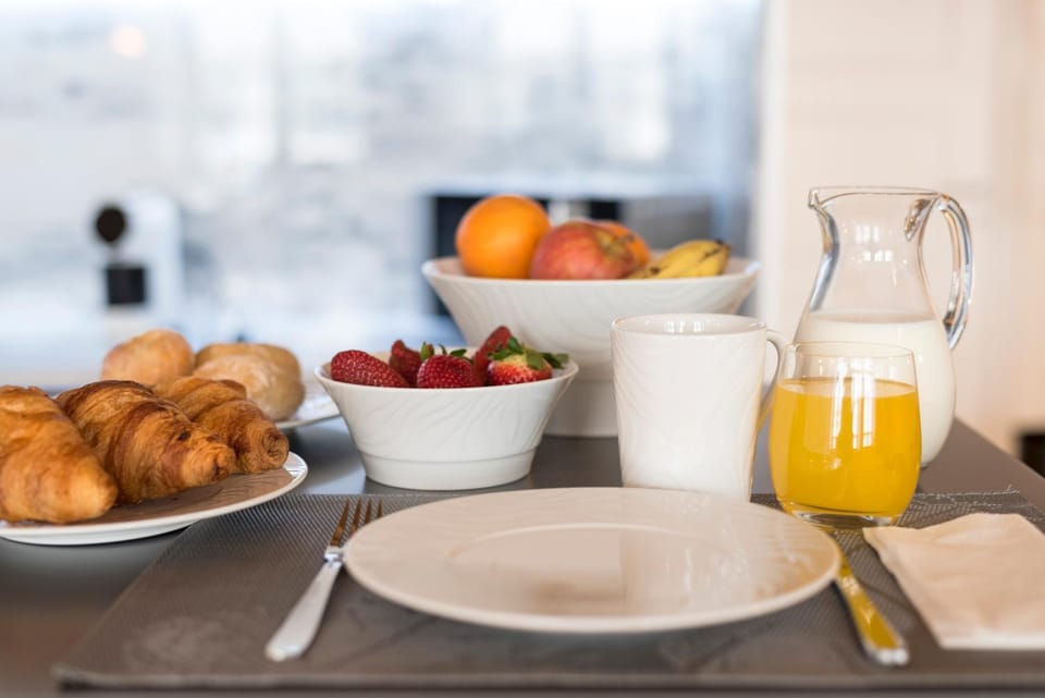 Living room, Continental breakfast