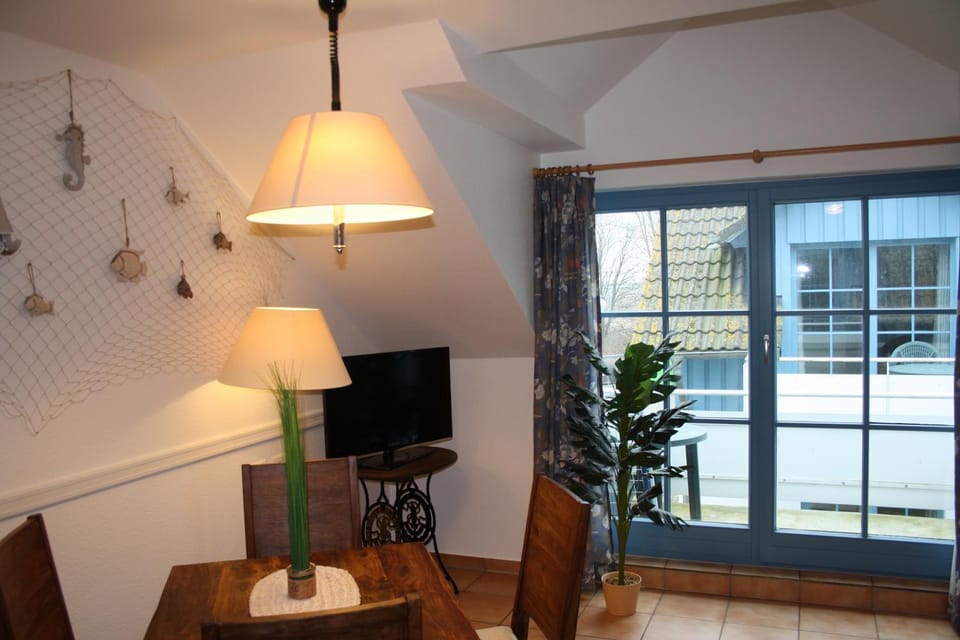 TV and multimedia, Living room, Photo of the whole room, Decorative detail, Dining area