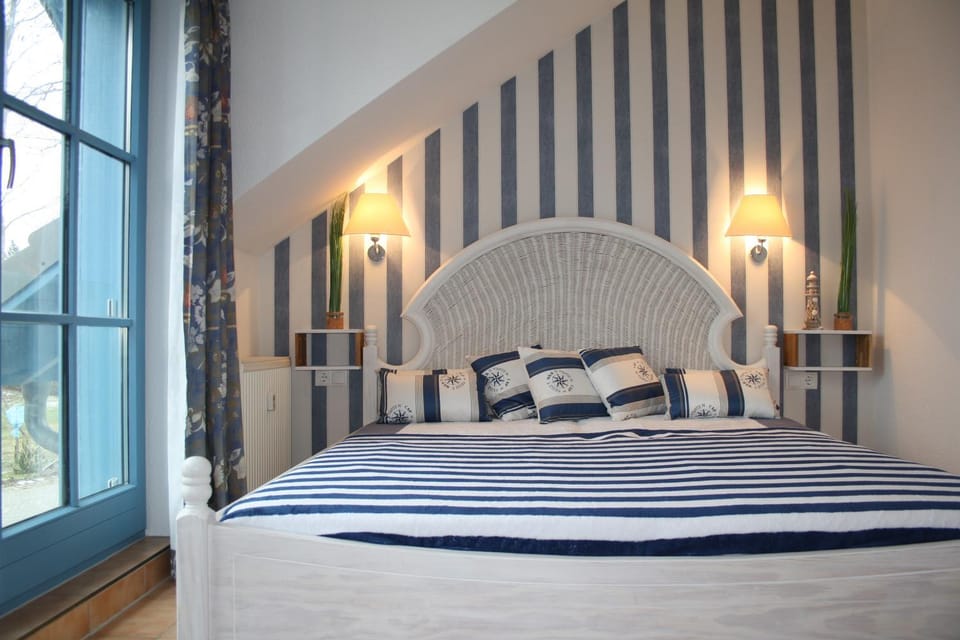 Bed, Photo of the whole room, Decorative detail, Bedroom