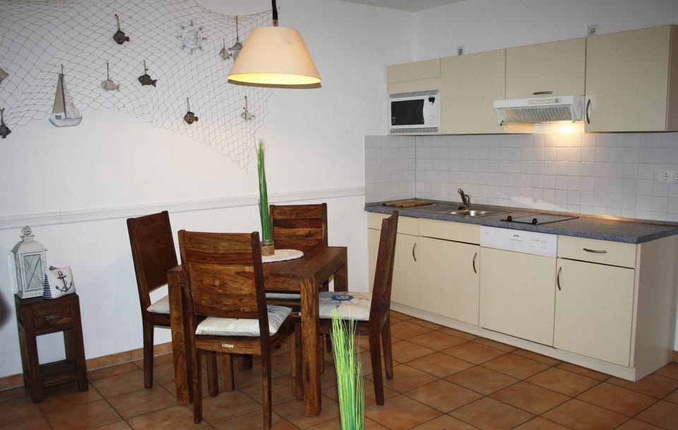 Kitchen or kitchenette, Photo of the whole room, Decorative detail, Dining area