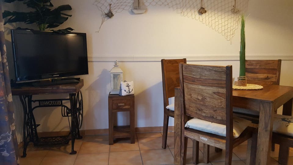 TV and multimedia, Living room, Photo of the whole room, Decorative detail, Dining area
