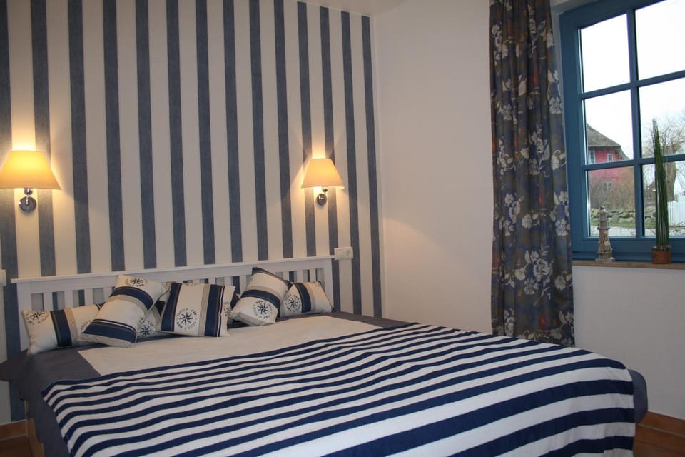 Bed, Photo of the whole room, Decorative detail, Bedroom