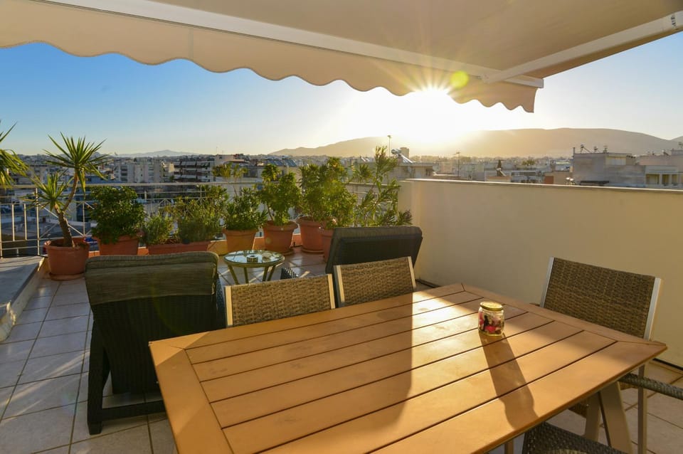 Balcony/Terrace, Seating area, Dining area, Mountain view