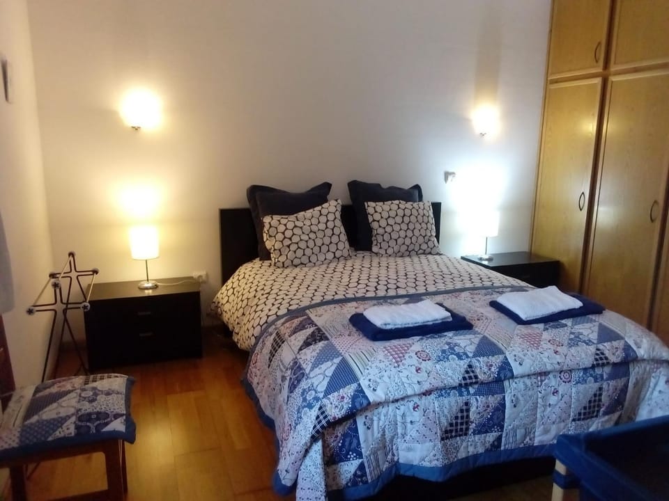 Bed, Bedroom, towels, wardrobe