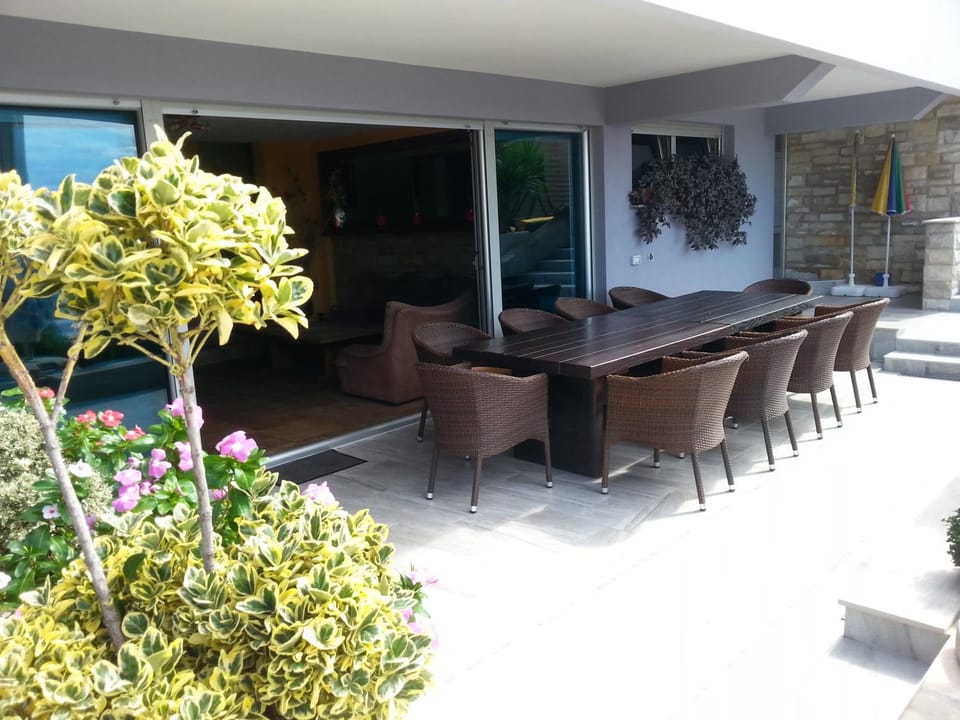 Balcony/Terrace, Entertainment