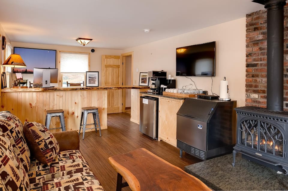 Communal lounge/ TV room, Lobby or reception