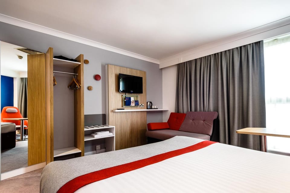 Bed, TV and multimedia, Coffee/tea facilities, Photo of the whole room, Bedroom, Pets, Pets, children, young children, older children, Family, hair dryier, pet friendly, pet friendly, air conditioner