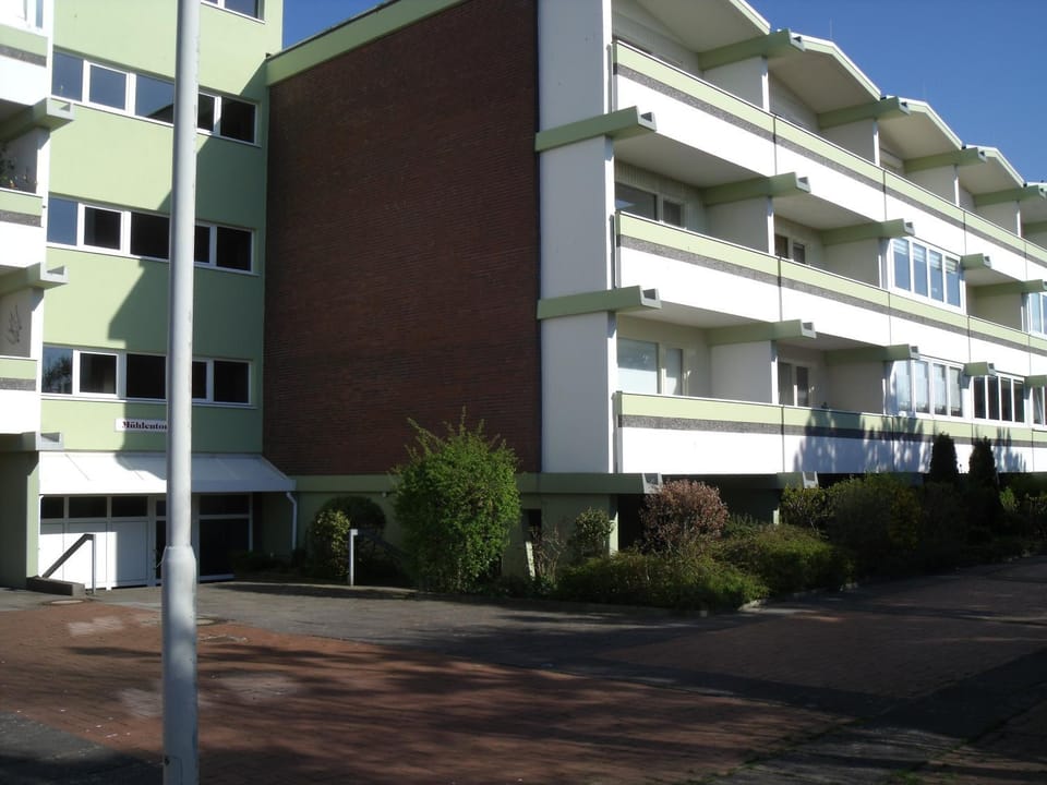 Property building, Facade/entrance, Spring
