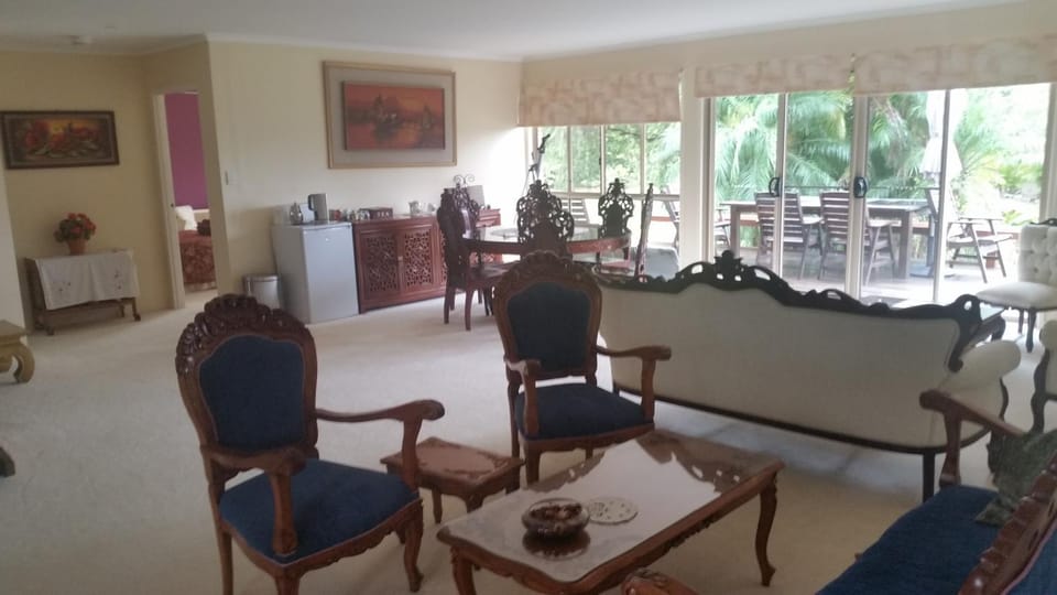 Coffee/tea facilities, Living room, Seating area