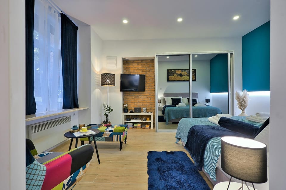 Bed, TV and multimedia, furniture, safe
