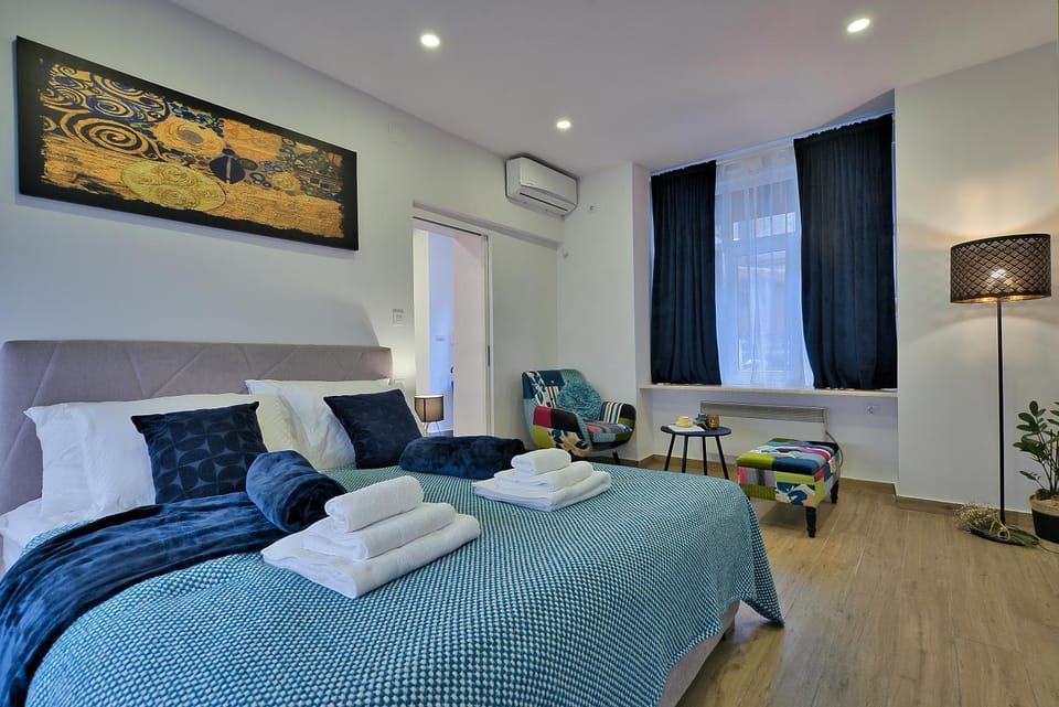 Bed, Living room, Seating area, Bedroom, towels, air conditioner