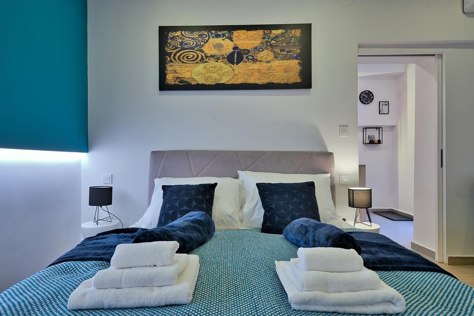 Bed, Bedroom, towels