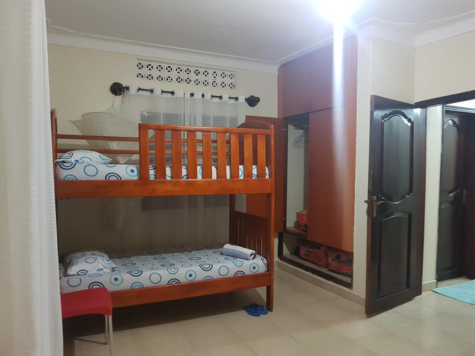 Bedroom, bunk bed