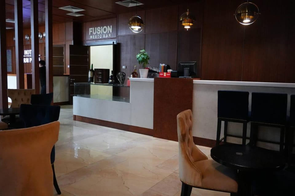 Restaurant/places to eat, TV and multimedia, Seating area