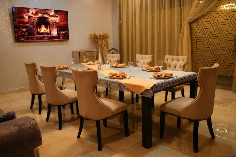 Restaurant/places to eat, Karaoke, Food and drinks, Dining area, Food
