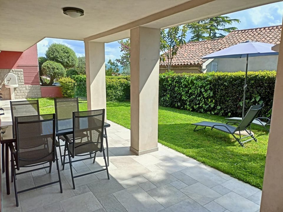 Patio, Garden, Garden view, sunbed