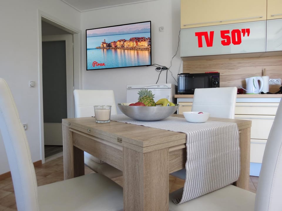TV and multimedia, Coffee/tea facilities, Kitchen or kitchenette, Living room, Dining area