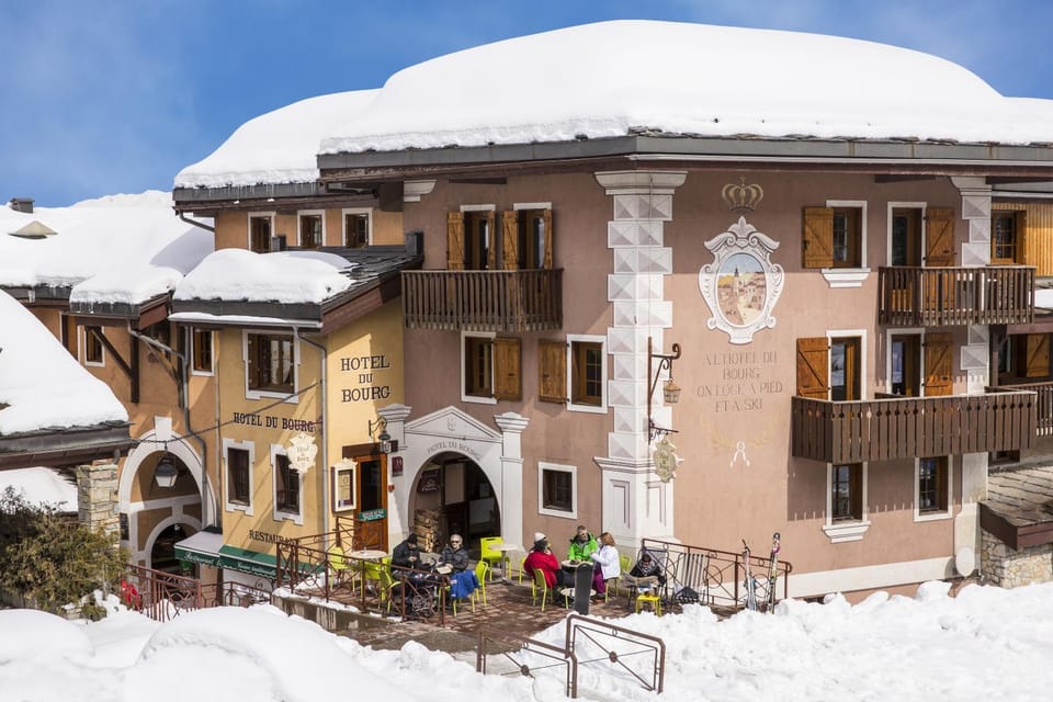 Property building, Facade/entrance, Day, Winter