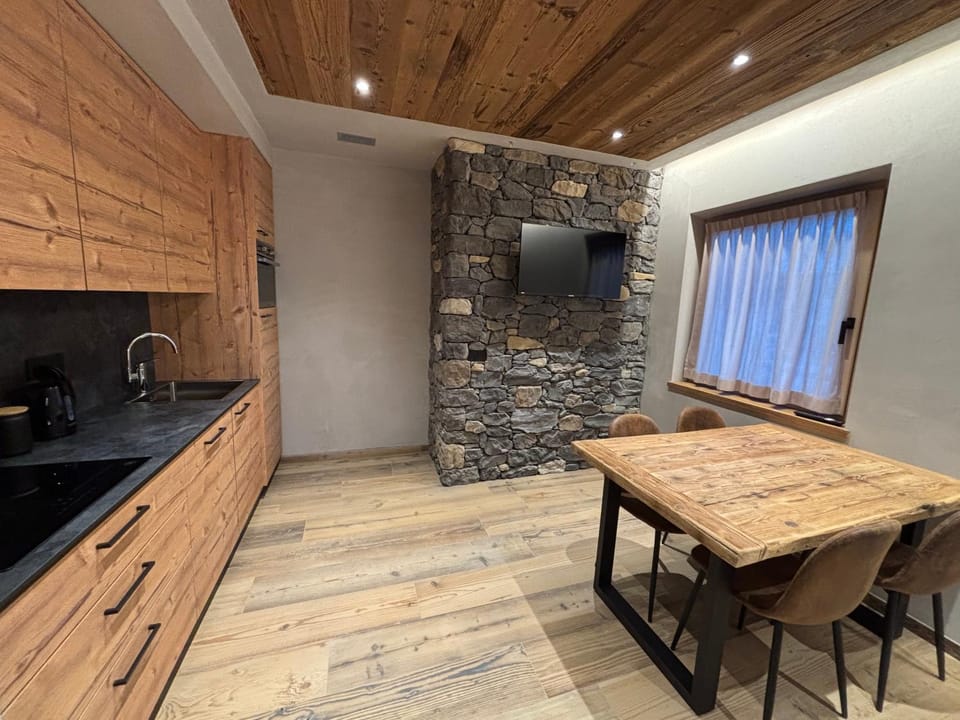 Kitchen or kitchenette, Dining area, stove
