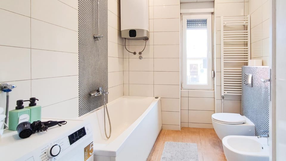 Shower, Toilet, Bathroom, Bath, bidet, towels