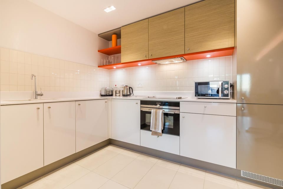 Staff, People, Kitchen or kitchenette, Food and drinks, Guests, Drinks, Non alcoholic drinks, group of guests, Family