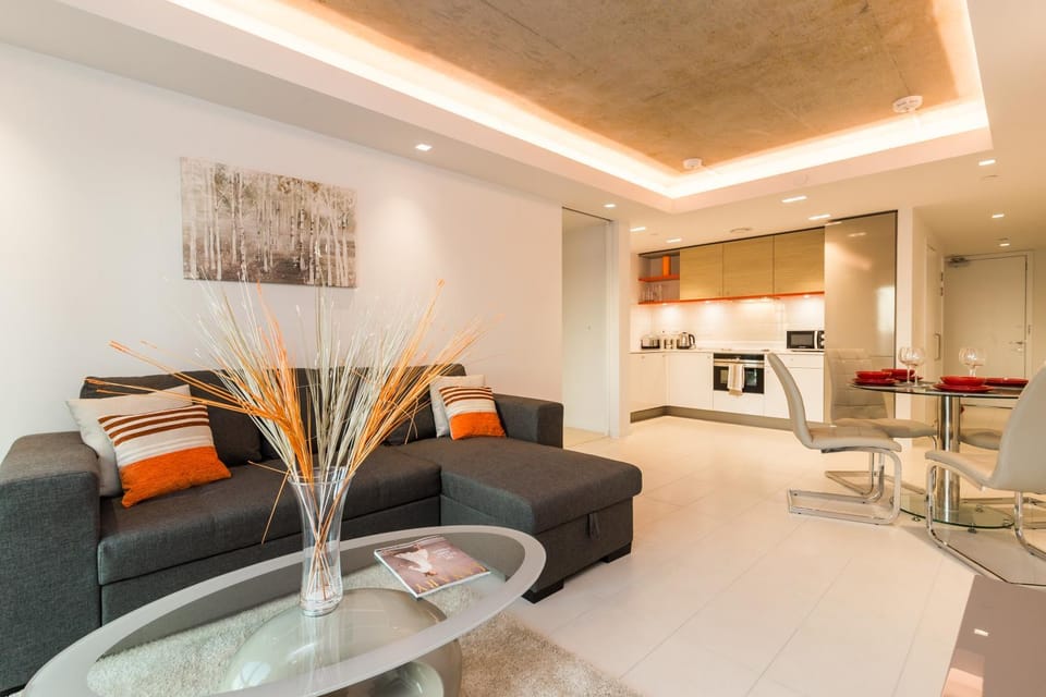 Property building, Bed, Day, People, People, Bird's eye view, View (from property/room), View (from property/room), Lounge or bar, Food and drinks, On site, City view, City view, Street view, Family, Family