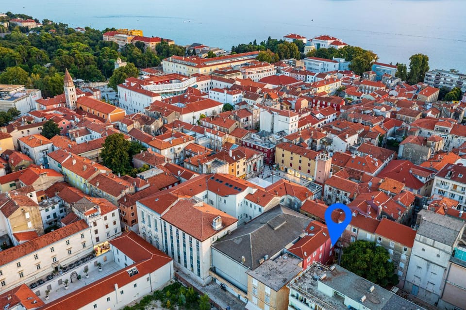 Property building, Day, Neighbourhood, Bird's eye view, City view, Location