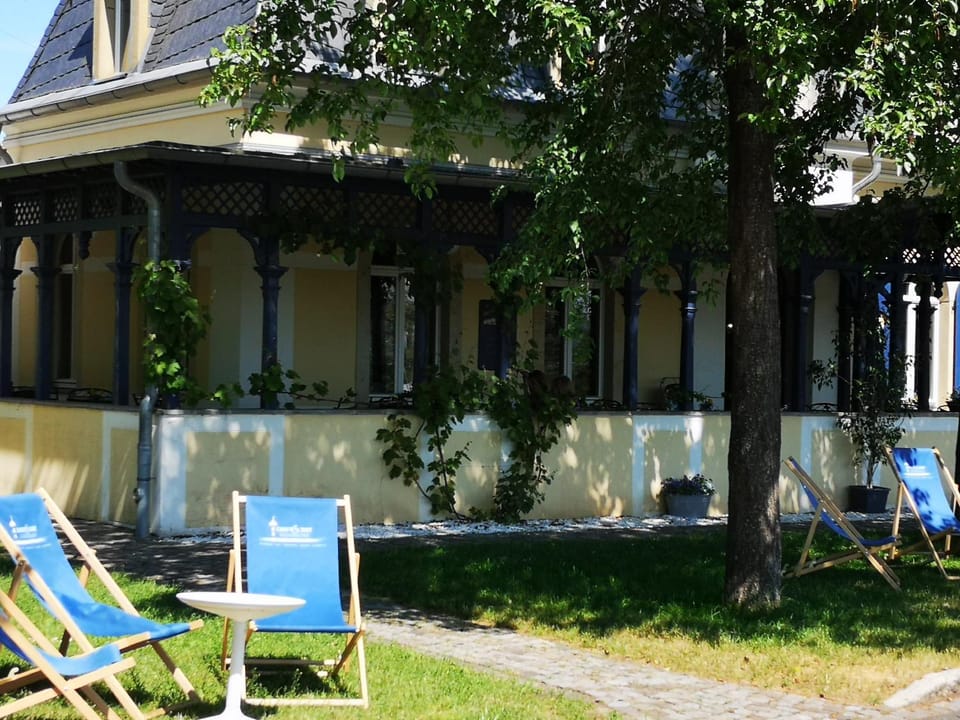 Property building, Day, Garden, Garden, Garden view, sunbed