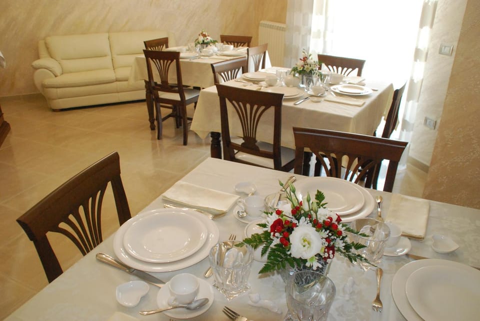 Communal lounge/ TV room, Decorative detail, Breakfast, Continental breakfast, Buffet breakfast, Asian breakfast, Italian breakfast, American breakfast