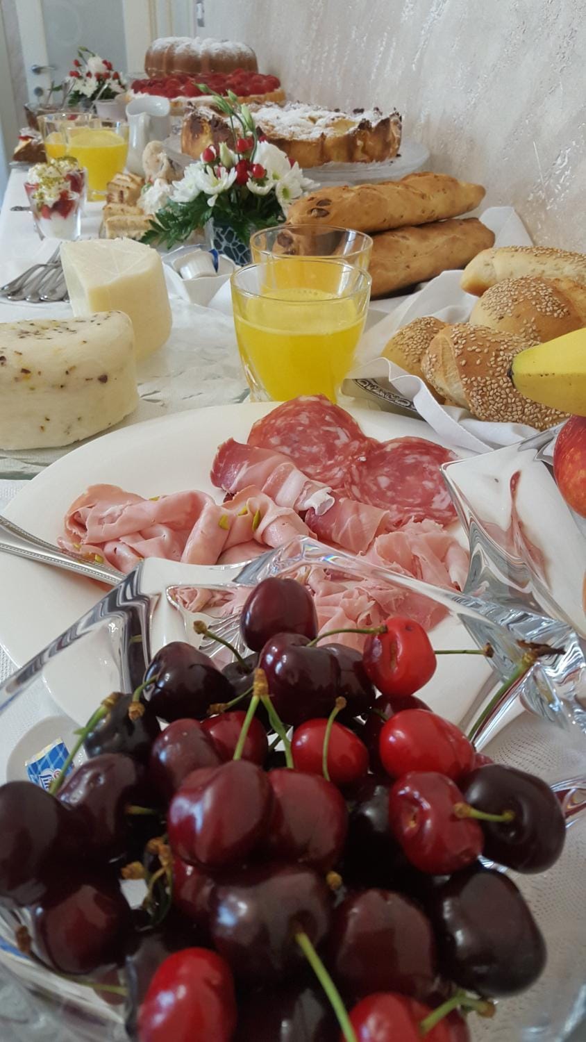 Communal lounge/ TV room, Buffet breakfast, Italian breakfast