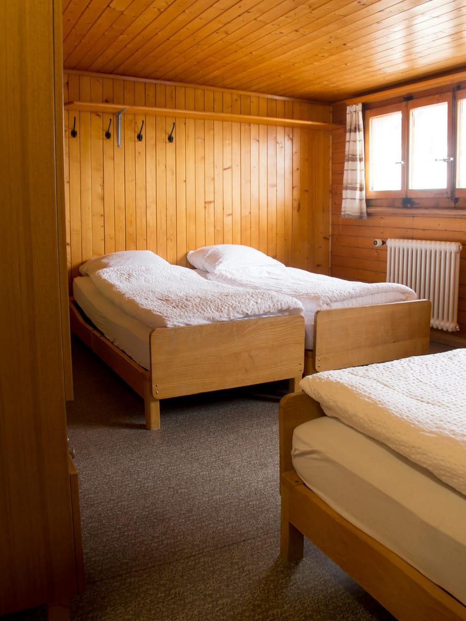 Nearby landmark, Staff, Restaurant/places to eat, Restaurant/places to eat, Natural landscape, Children play ground, Minigolf, Skiing, Balcony/Terrace, Banquet/Function facilities, Hiking, Bedroom, Landmark view, Mountain view, Sports, Lunch, Dinner, young children, older children, group of guests, Family