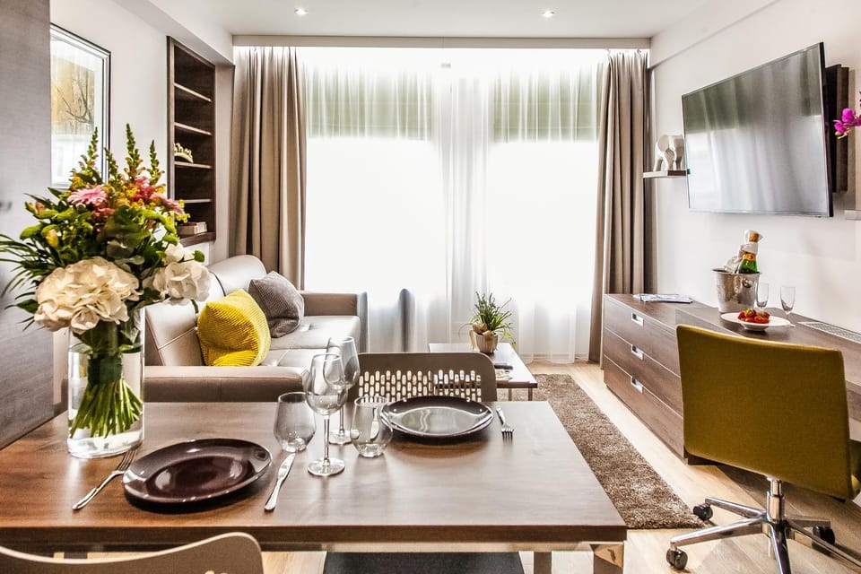 TV and multimedia, Living room, Seating area, Dining area