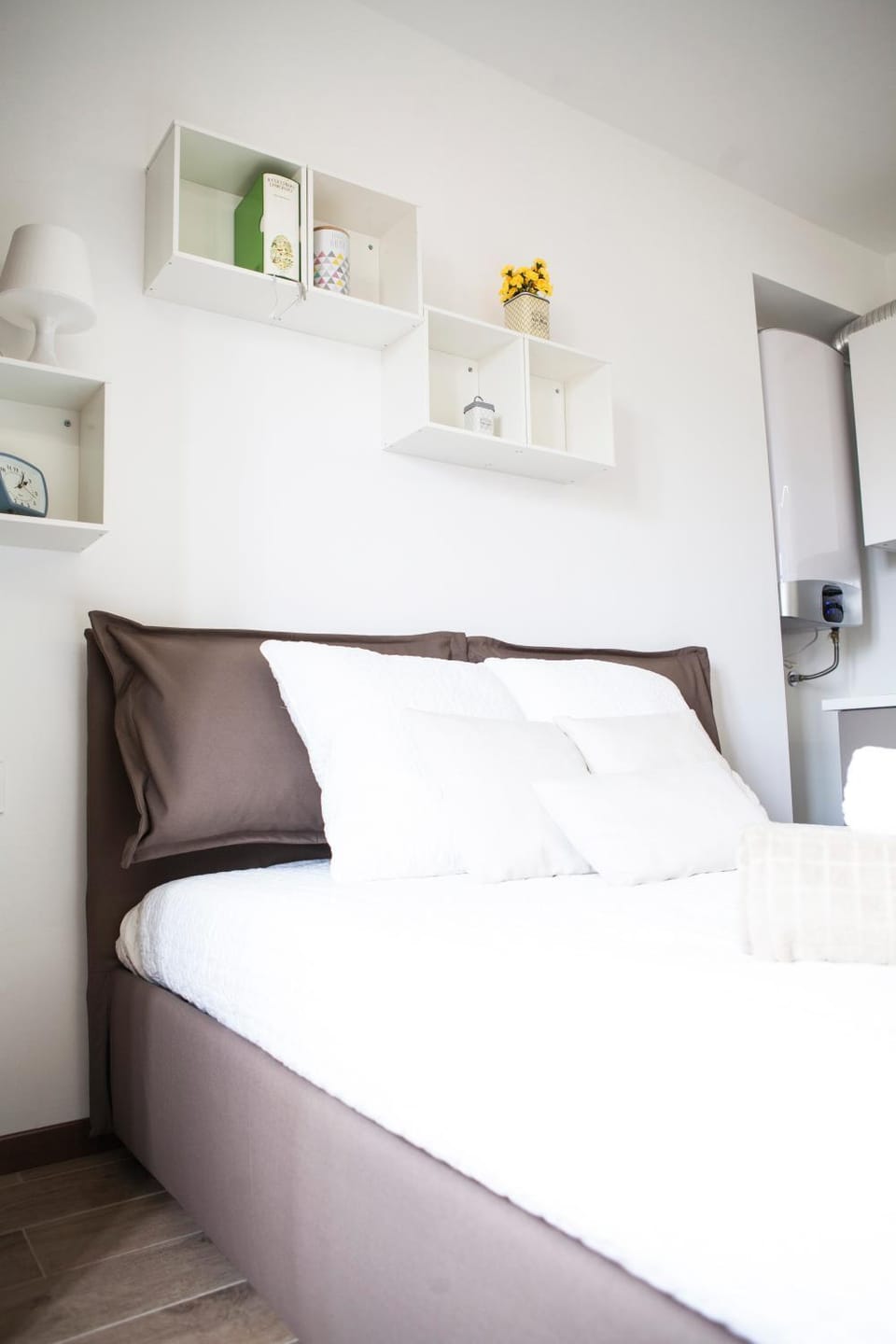 Living room, Photo of the whole room, Decorative detail, Bedroom