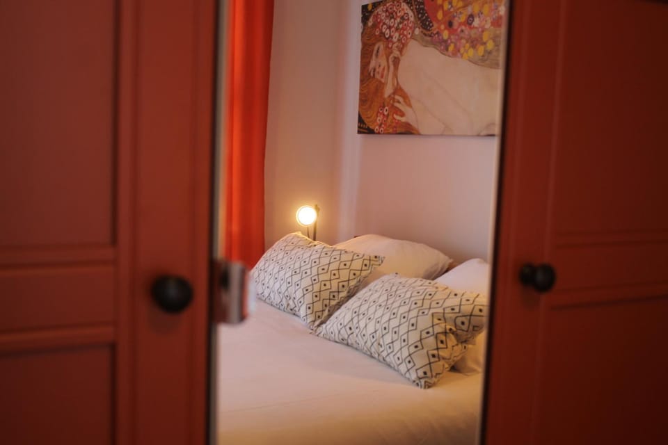 Bed, Other, Photo of the whole room, Decorative detail, Bedroom
