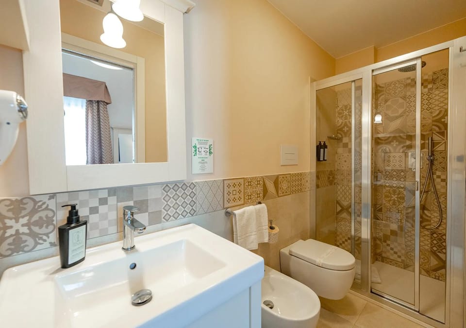Shower, Toilet, Bathroom, bidet, towels
