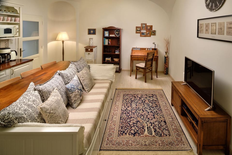 Bed, TV and multimedia, Living room, Seating area