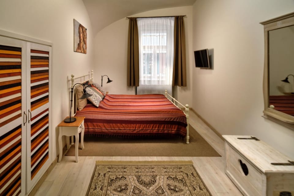 Shower, Bed, TV and multimedia, Bedroom