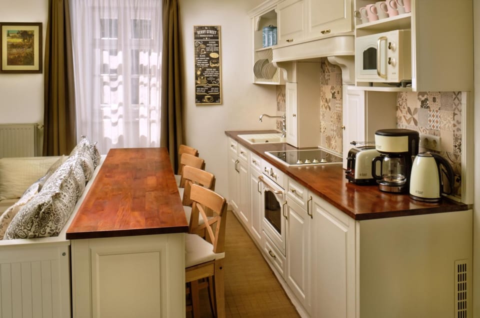 Coffee/tea facilities, Kitchen or kitchenette, Dining area