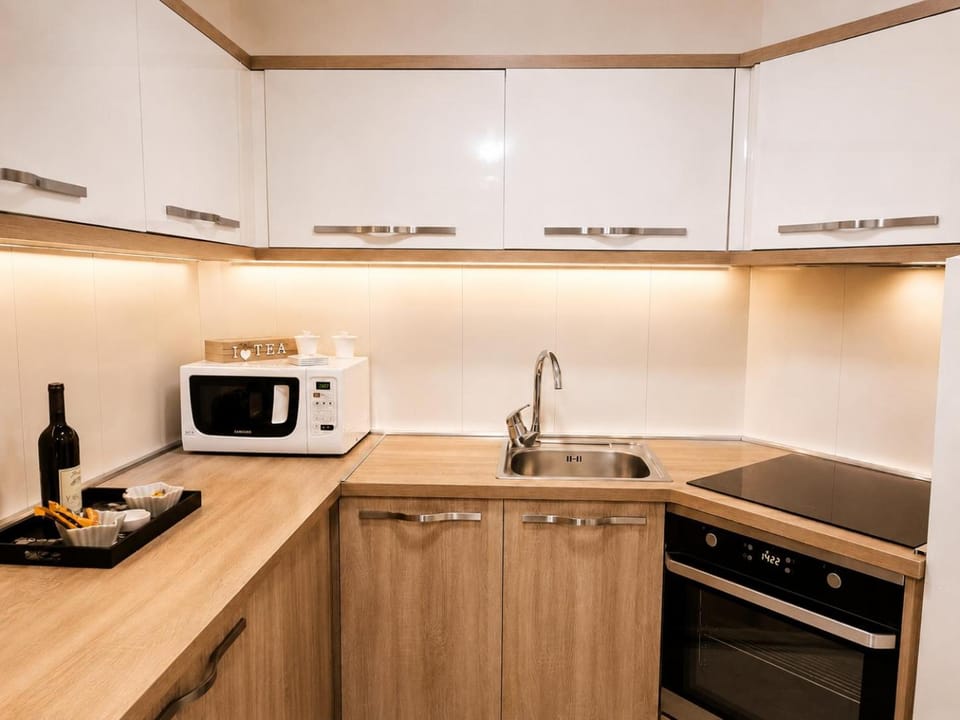 Coffee/tea facilities, Kitchen or kitchenette, dishwasher, oven, stove, toaster