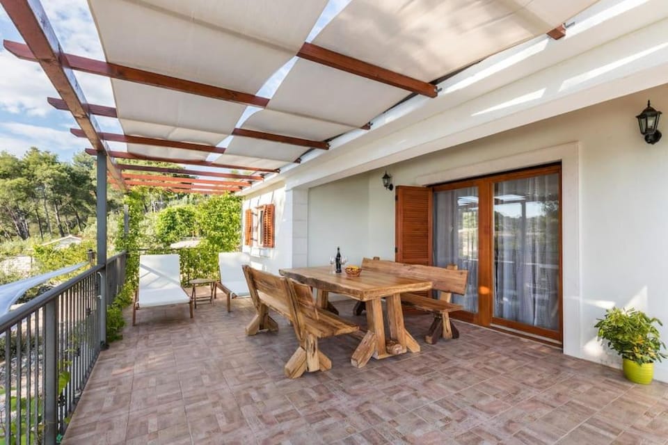 beautiful bay house Duga House in Okrug Gornji