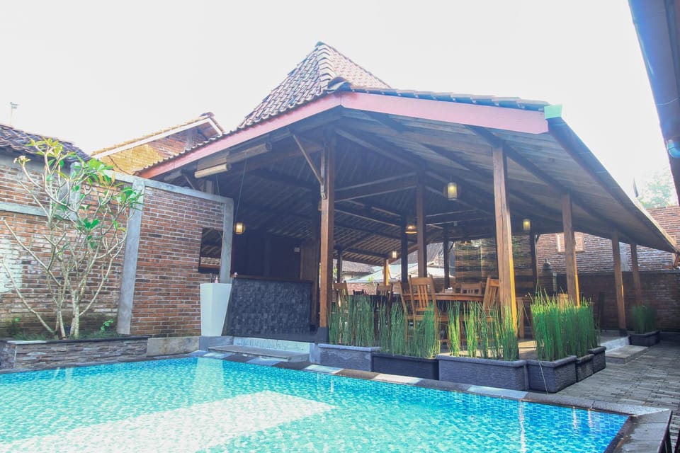 Restaurant/places to eat, Swimming pool