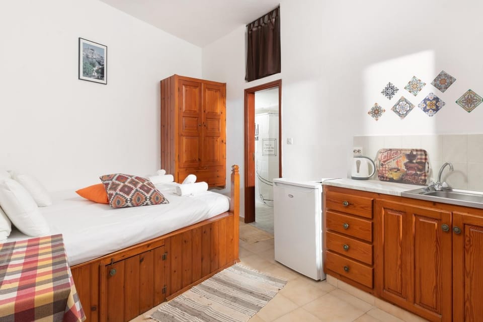 Bed, Kitchen or kitchenette, Photo of the whole room, Bedroom, wardrobe