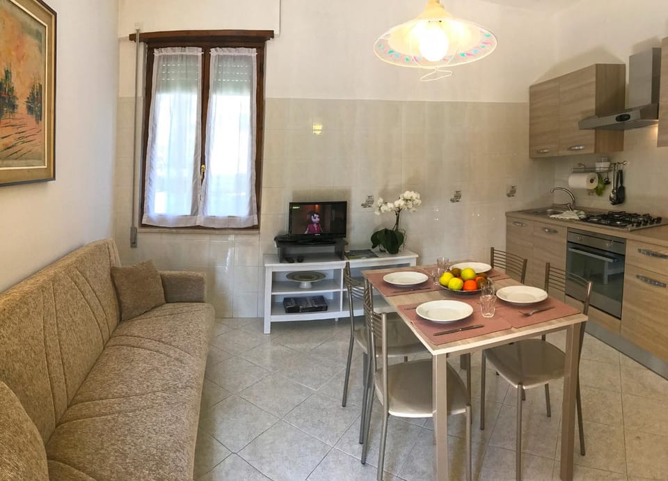 Kitchen or kitchenette, Living room, Seating area, Dining area